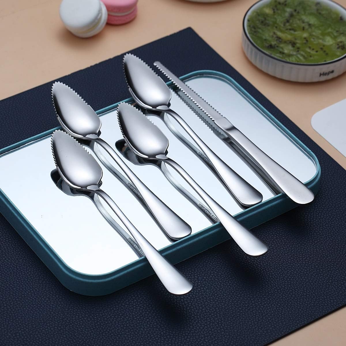 Grapefruit Spoons 5 Pieces Set, 4 Stainless Steel Grapefruit Spoon And 1 Grapefruit knife With Titanium Plating, Grapefruit Utensil Set, Serrated Edges Spoon pack of 5 (Silver)